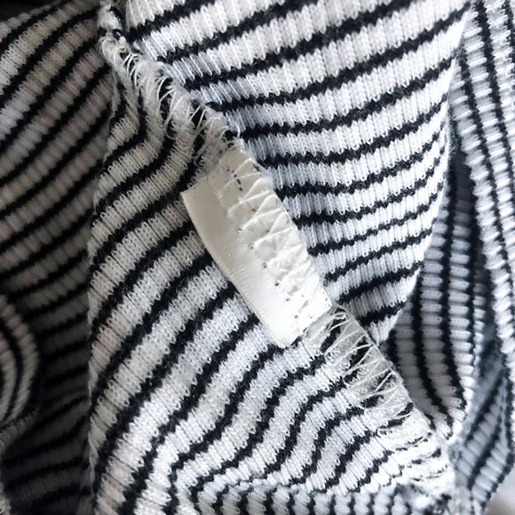 Forever 21 B&W Striped Long Sleeve Crop Top SZ L - Picture 3 of 3